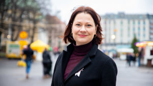 Det är viktigt att ringa till nära och kära under julen nu då vi inte kan träffas, säger stadsdirektör Minna Arve. minna arve i vårväder utomhus