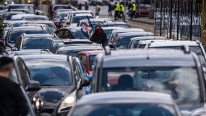 Bilar och cyklar deltog i protest 14.4.2020 Demonstration i Warszawa mot striktare abortlag 14.4.2020