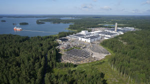 Prysmian är en stor kabeltillverkare. Fabriken ligger i Kantvik i Kyrkslätt nära gränsen till Sjundeå och Ingå. En flygbild av kabelfabriken Prysmian i Pickala. Fabriken är omgiven av skog och vatten.