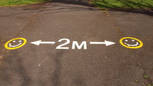 Social distansering-markering i Bram Stoker Park i Dublin, Irland.