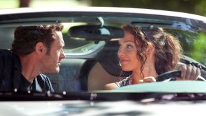 Elokuvan hahmot (näyttelijät Jason O'Mara ja Katherine Heigl) istuvat avoautossa ja katsovat toisiaan, Katherine Heigl ajaa.