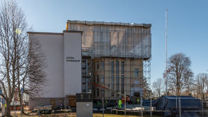 Lovisa gymnasium har renoverats sedan årsskiftet. Den här bilden är tagen den 21 april 2020. Lovisa gymnasium renoveras