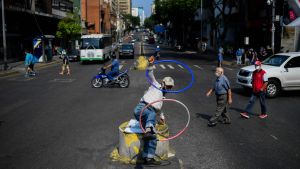 En man uppträder på en gata i Caracas, Venezuela 17.4.2020 En man uppträder på en gata i Caracas, Venezuela 17.4.2020i
