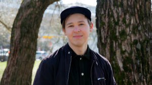 Jakob Norrgård från KAJ. Jakob Norrgård mellan träd 22.4.,2020 i park på Drumsö.