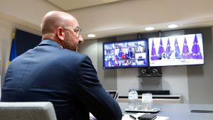 Videomötet leddes av Europeiska rådets permanenta ordförande Charles Michel. Rårdsordföranden Charles Michel framför en tv-skärm