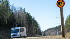 En 5-årig Jontti Granbacka skulle önska sig en husbilssemester med familjen Matkailuauto maantiellä.