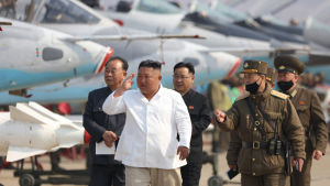 Nordkorea säger att denna bild är från den 12 april, då Kim Jong-Un inspekterade en flygbas. Nordkorea hävdar att denna bild är från den 12 april då Kim Jong-Un inspekterade en flygbas.