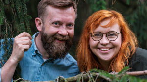 Joakim Lax och Annika Ljungberg Närbild av Annika Ljungberg och Joakim Lax på en sten i skogen.