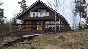 Den här tiden i fjol var flera av Baarmans stugor uthyrda, speciellt på helgerna. Nu är stugorna reserverade bara då och då. En semesterstuga som står uppe på en kulle..