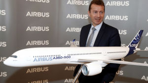Airbus vd Guillaume Faury varnar för att stora nedskärningar är att vänta Airbus vd Guillaume Faury står bredvid en modell av ett Airbus A350-900-plan