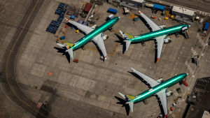 Boeing har kämpat i motvind sedan problemet med 737 Max-planen uppdagades Tre boeing 737 Max-plan står parkerade utanför bolagets fabrik i Renton i delstaten Washington i USA