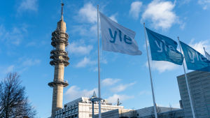 Än vajar Yles flaggor i Böle. Yles flaggor, radiotornet syns i bakgrunden.
