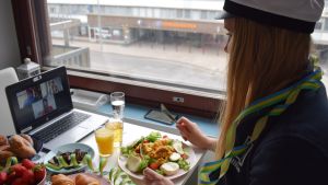 Aliisa Wahlsten virtuaalipiknikillä vapunpäivänä 2020.