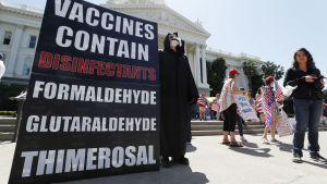 Vaccinationsmotsåndare deltog i protesterna i Sacramento på fredagen. Copyright EPA Vaccinationsmotsåndare deltog i protesterna i Sacramento på fredagen.