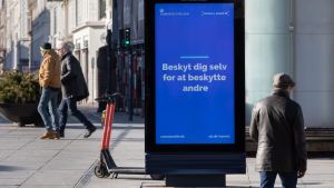 I Danmark oroar sig smittskyddsexperter för de nya coronavirusfallen i landet. Det är nu osäkert om nattklubbarna kommer att kunna öppnas som planerat. Skylt på gata i Köpenhamn uppmanar danskarna att skydda sig själv för att skydda andra.