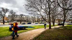 Många myndigheter är oroliga för att våldet i hemmen ökar nu under coronatiden. Sirkku Opacic vill ändå lyfta fram att det positiva nu är att diskussionerna ökat och att allt fler människor blir medvetna om problemet. Fotgängare promenerar längs ett gångstråk invid Aura å