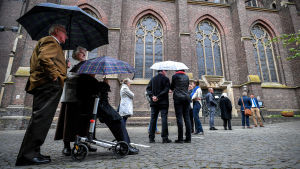 Redan den första maj köade människor till S:ta Marias basilika i Kevelaer, en viktig katolsk pilgrimsort nära gränsen mot Nederländerna. Bara 150 människor tilläts komma in i kyrkan. Redan den första maj köade människor till S:ta Marias basilika i Kevelaer, en viktig katolsk pilgrimsort nära gränsen mot Nederländerna. Bara 150 människor tilläts komma in i kyrkan.