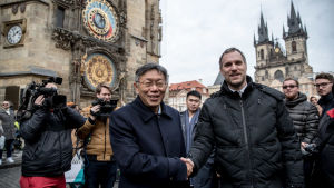 Taipeis borgmästare Ko Wen-je och Prags borgmästare Zdeněk Hřib träffades i Prags gamla stad efter att Prag knutit ett vänortsavtal med Taiwans huvudstad Taipei i januari 2020. I oktober 2019 bröt Prag sitt vänortsavtal med Peking. Taipeis borgmästare Ko Wen-je skakar hand med Prags borgmästare Zdeněk Hřib efter att Prag knutit ett vänortsavtal med Taiwans huvudstad Taipei.