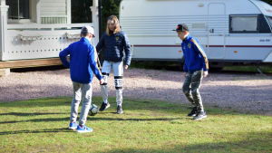 Elin, Benjamin och Linus Ahrenberg spelar fotboll på hemmagården. Tre barn sparkar boll med varandra.