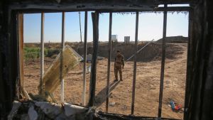 En irakisk soldat inspekterar en plats norr om Bagdad som utsatts för en IS-attack den 3 maj 2020.