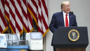 På presskonferensen i rosenträdgården hade man ställt fram ett bord med testutrustning intill president Trump. På presskonferensen i rosenträdgården hade man ställt fram ett bord med testutrustning intill president Trump.