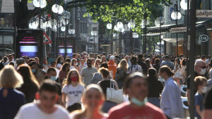 Säkerhetsavstånden verkar ha glömts bort på den fullpackade shoppinggatan Schildergasse i centrala Köln den 9 maj 2020. Tyskland har lättat på en rad coronarestriktioner, bland annat har många butiker öppnat igen. Mycket folk på shoppinggatan Schildergasse i centrala Köln efter att många butiker öppnat sina dörrar igen.