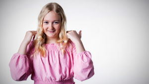 Sonja Sievänen. Sonja posar framför kameran