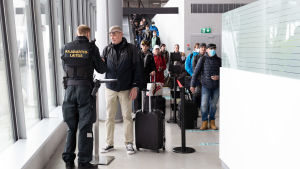 Resenärer i Västra hamnen i Helsingfors i maj. Just nu får man resa till Finland från Estland och Sverige för att jobba. Matkustusliikenne alkaa taas Viron ja Suomen välillä. Ohjeita annetaan.