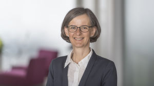 Vd för Sodexo Finland Bianca Brink upplever att det gemensamma arbetet i mitten av en kris har skapat en god dialog inom företaget. Bianca Brink ler mot kameran
