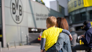 Utanför Westfalenstadion i Dortmund försöker folk se spelarna innan de åker hem. Utanför Westfalenstadion i Dortmund försöker folk få en titt av spelarna innan de åker hem.