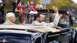 Kronprinsessan Mette-Marit och kronprinsen Haakon åkte i en öppen bil genom Oslo 17.5.2020 Kronprinsessan Mette-Marit och kronprinsen Haakon åkte i en öppen bil genom OSlo 17.5.2020