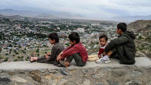 Barn tittar ut över Kabul 17.5.2020. Barn sitter på en mur och tittar ut över Kabul 17.5.2020