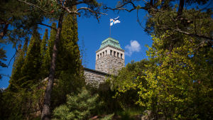 Gullranda utanför Nådendal flagar då presidenten är på plats. Finlands flagga vajar på Gullranda slott i Nådendal.