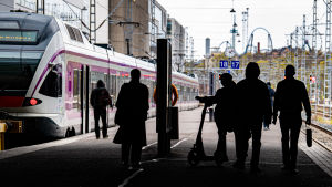 Coronakrisen har slagit hårt mot turismbranschen. Människor på Helsingfors järnvägsstation