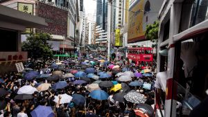 Den nya säkerhetslagen kan betyda slutet för Hongkongs demonstrationsfrihet Demonstranter samlas på en gata