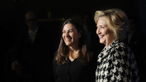Dokumentärregissören Nanette Burstein och Hillary Clinton inför seriens Europapremiär i Berlin. Nanette Burstein och Hillary Clinton på väg till filmens Europapremiär.