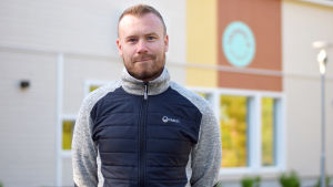 Patrik Grönberg tror det blir svårare för alla att sälja sina hus om det inte finns ett daghem i Störsvik. Porträttbild på Patrik Grönberg.