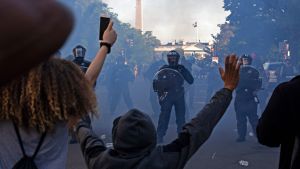 Polisen tog till tårgas, pepparspray och gummikulor för att skingra fredliga demonstranter utanför Vita huset inför Trumps besök vid kyrkan i Lafayette-parken. Polisen tog till tårgas, pepparspray och gummikulor för att skingra fredliga demonstranter utanför Vita huset inför Trumps besök vid kyrkan i Lafayette-parken.
