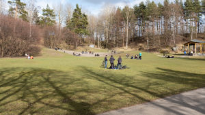 I april vågar sig folk ut till parker i små grupper. Den här bilden är från en park i Alphyddan. Alpparken, Helsingfors, 18.4.