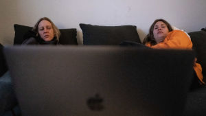 Saara Viika och Ilona Raivio kollar på en tv-serie på en laptop. Saara Viika och Ilona Raivio tittar på en tv-serie från en laptop. 12.4 Vallgård, Helsingfors.