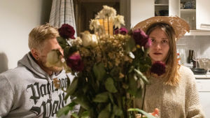 Esa Vainio och Ilona Raivio tecknar för att fördriva tiden på kvällen. När restaurangerna och andra fritidssysselsättningar har stängts ner gäller det att hitta nya sätt att slappna av. Esa Vainio ja Ilona Raivio viettävät iltaa tekemällä nopeita piirustusharjoituksia.