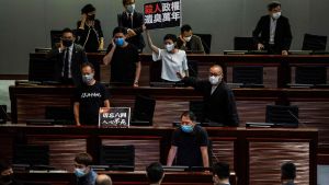 Prodemokratisk demonstration i Hongkongs parlament då nationsalsångslag debatteras 4.6.2020 Prodemokratisk demonstration i Hongkongs parlament då nationsalsångslag debatteras 4.6.2020