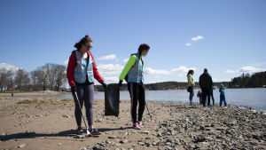 Skolorna är gärna med i kampanjen Snygg beach. ungdomar plockar skräp på en strand
