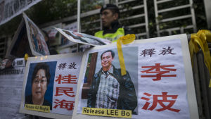 Gui Minhai (tv.), förläggare bosatt i Hongkong och svensk medborgare, kidnappades i Thailand och dök upp i kinesiskt fängelse. Kadonneet kirjakauppiaat Gui Minhai ja Lee Bo kuvissa Hongkongissa.