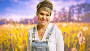 “Mamma, ta bort, ta bort mig. Jag kan inte leva så här”. Vad svarar man när ens barn säger så? Nina Brännkärr-Friberg pratar om att leva med sjukdomar. Nina Brännkärr-Friberg står på en sommaräng och ler mot kameran.