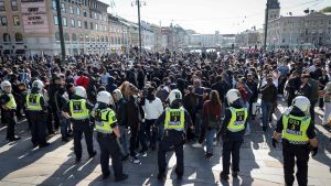 Polisen i rad vid en antirasistisk demonstration i Göteborg 7.6.2020 Polisen i rad vid en antirasistisk demonstration i Göteborg 7.6.2020