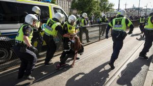 Poliser griper en demonstrant under en antirasistisk demonstration i Göteborg 7.6.2020 Poliser griper en demonstrant under en antirasistisk demonstration i Göteborg 7.6.2020