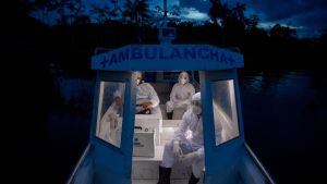 Hälsovårdare från staden Melgaco på ambulansbåt i närheten av ön Marajo i Brasilien 9.6.2020 Hälsovårdare från staden Melgaco på ambulansbåt i närheten av ön Marajo i Brasilien 9.6.2020