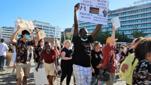 Fröet till medborgarinitiativet såddes på Black Lives Matter-demonstrationen i Vasa i juni. Yleisöä Black lives Matter -mielenilmauksessa Vaasassa