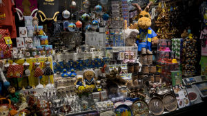 Folkdräkter och älgar går hem hos turister i Sverige, enligt utbudet i souveniraffärerna. Sverigesouvenirer i ett fönster: Stockholmsmagneter, dockor i svensk folkdräkt och älggosedjur, bland annat.